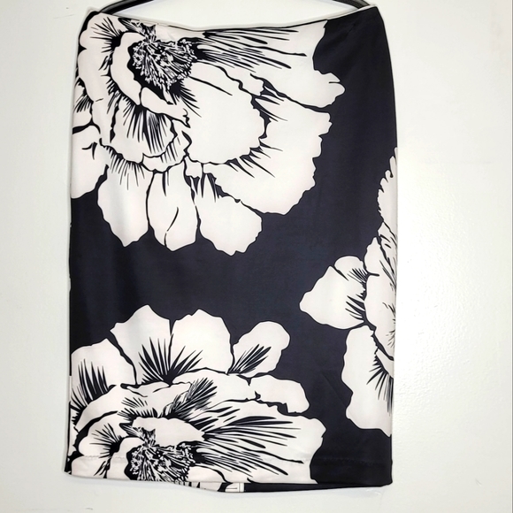 New York & Co Stretch Black White Floral Skirt - Picture 2 of 6